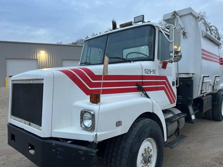 #1432-•-1992-volvo-(white-gmc)-vac-truck-image-10