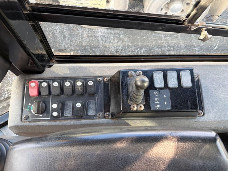 2015-caterpillar-d6k2-image-23