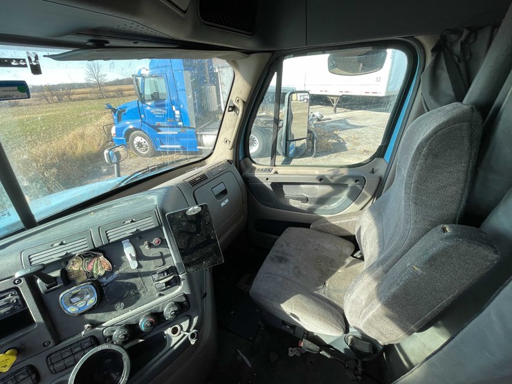 #206-•-2012-freightliner-cascadia-semi-tractor-(title-in-delay)-(denmark,-wi)-image-49