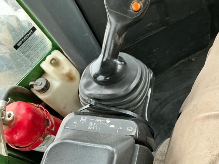 2016-deere-648l-image-14