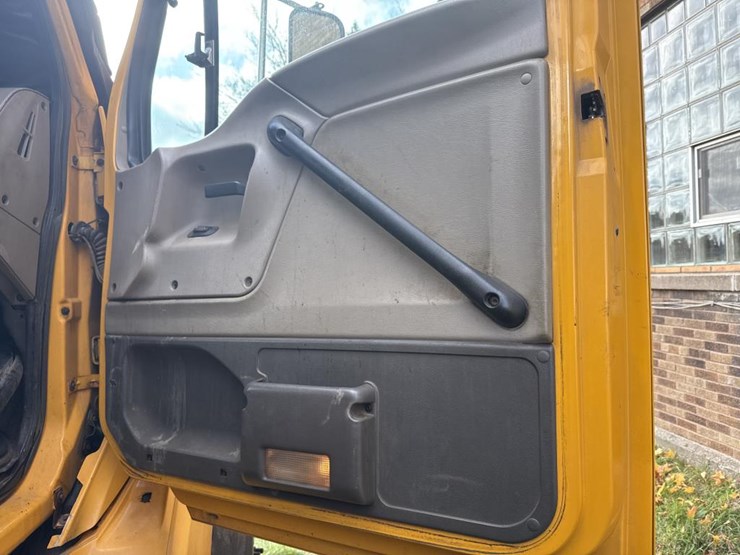 2001-caterpillar-c12-image-41