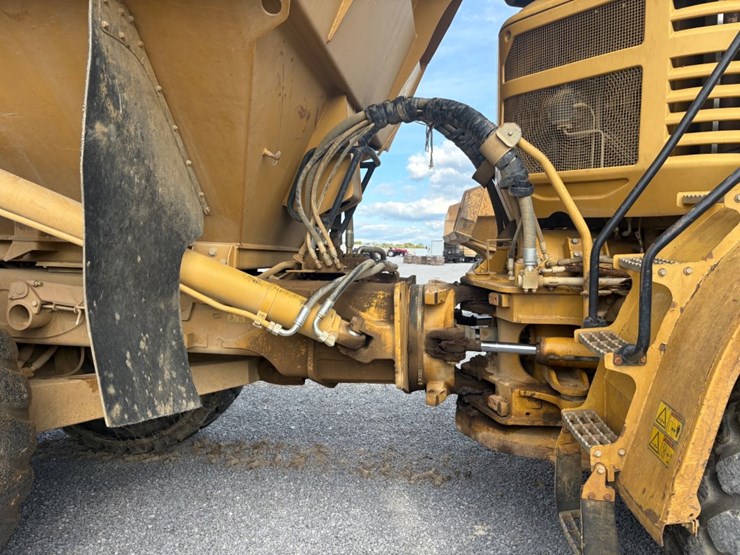 2011-caterpillar-740-image-13