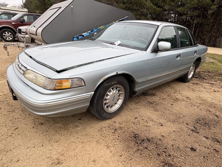 1995-ford-crown-victoria-lx-car-image-1