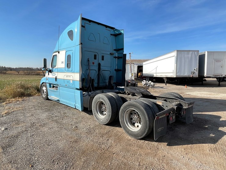 #206-•-2012-freightliner-cascadia-semi-tractor-(title-in-delay)-(denmark,-wi)-image-3