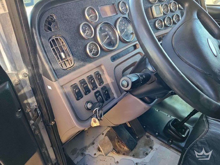 2018-peterbilt-389-image-30