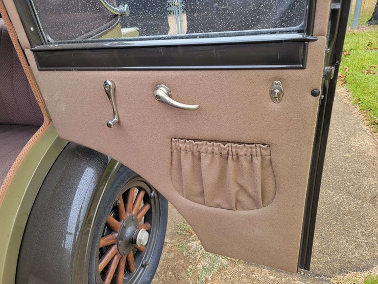 1928-pontiac-sedan-image-94