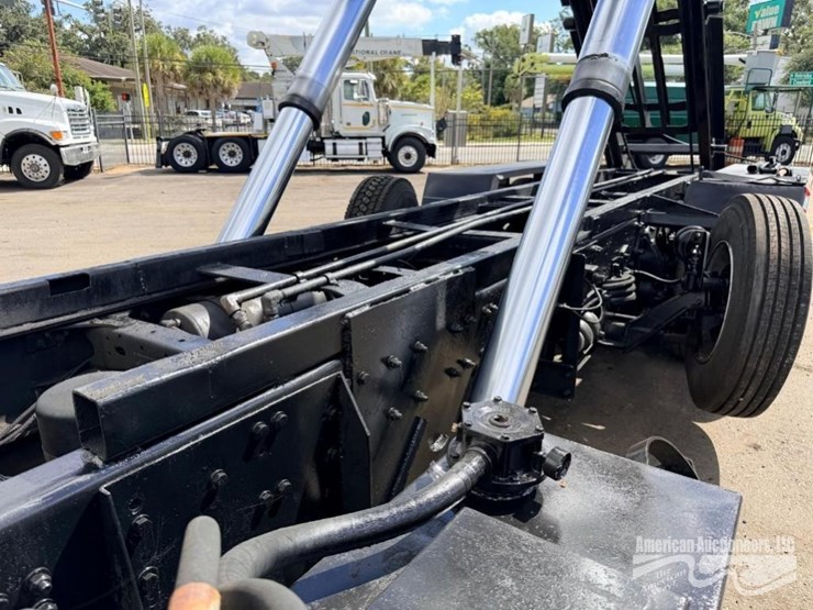 2012-freightliner-m2-112-medium-duty-roll-off-truck-image-9