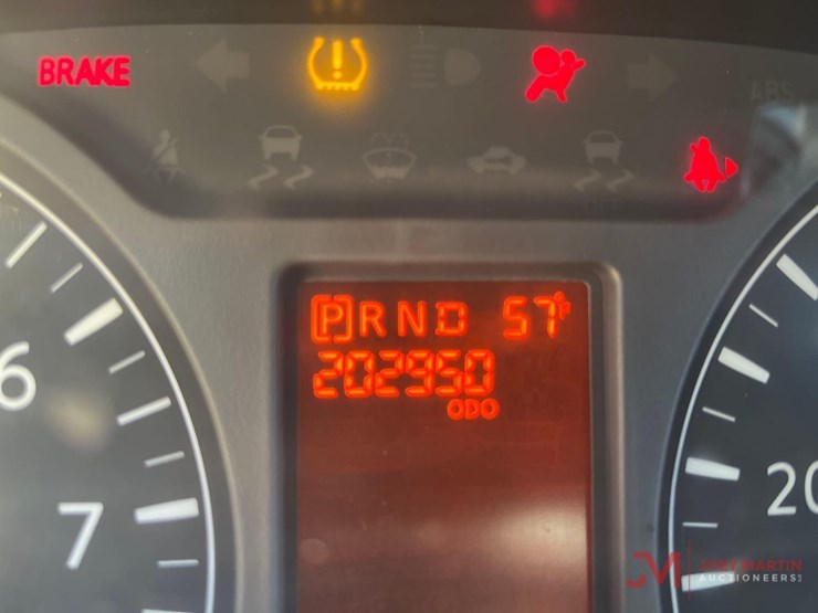 2013-nissan-nv3500hd-image-25