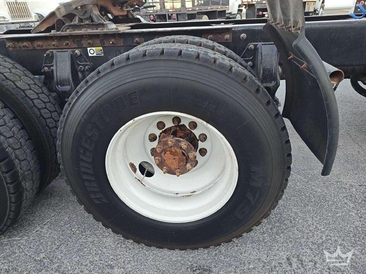 2015-peterbilt-567-image-29