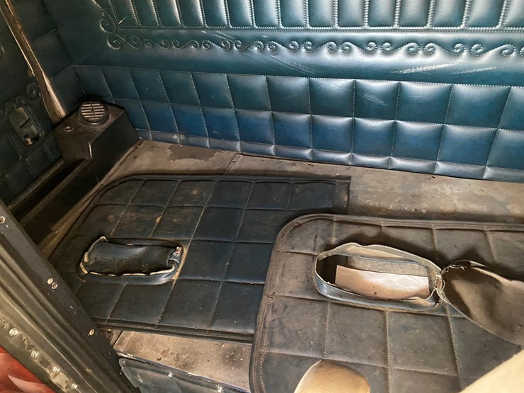 #1010-•-1984-peterbilt-sleeper-cab-semi-(has-wi-title)-(colfax,-wi)-image-42