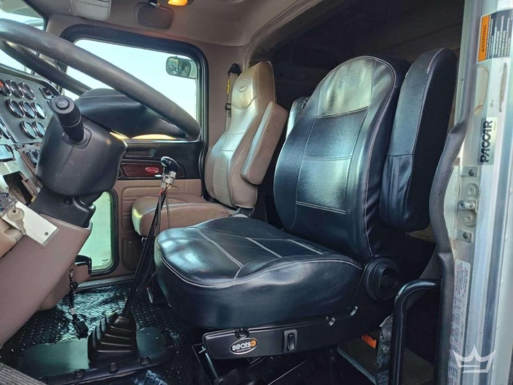2015-peterbilt-389-image-46