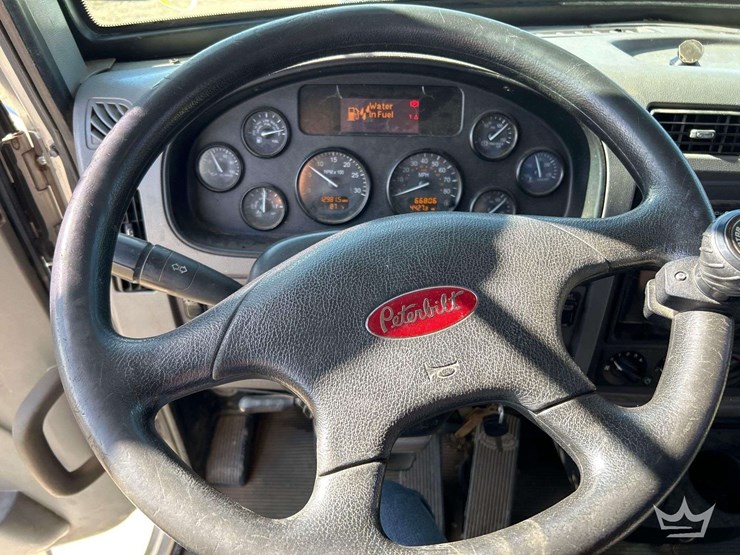 2015-peterbilt-348-image-12