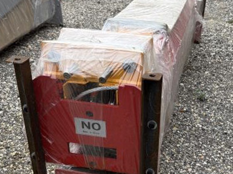 #109-•-irtpl-two-post-lift-red-image-4