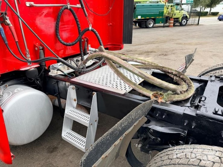 2014-peterbilt-587-image-10