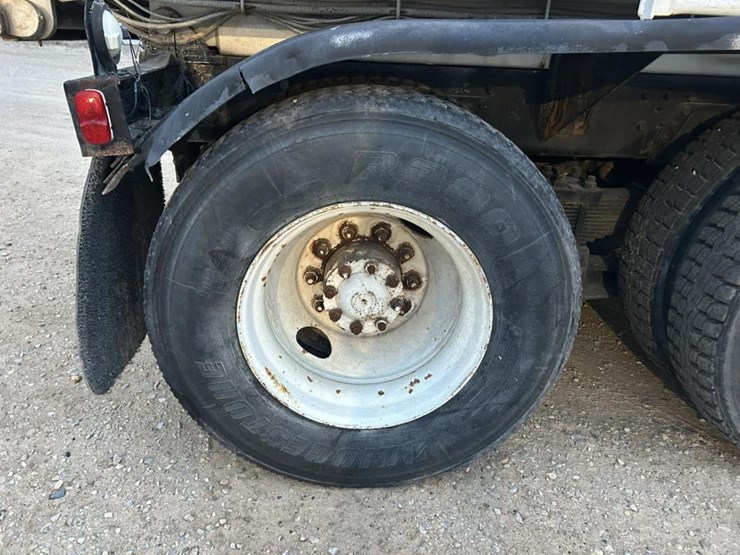 #1432-•-1992-volvo-(white-gmc)-vac-truck-image-87