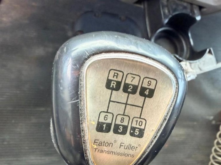 2014-peterbilt-587-image-23