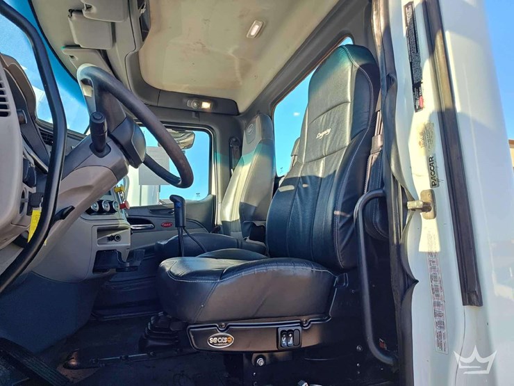 2015-peterbilt-567-image-10