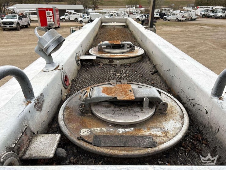 2013-peterbilt-348-image-24