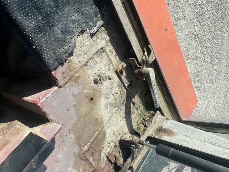 massey-ferguson-2705-image-49