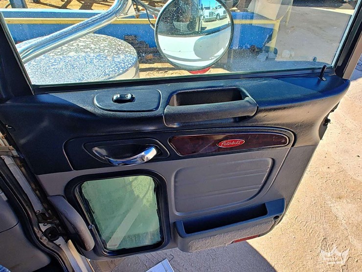 2016-peterbilt-389-image-30