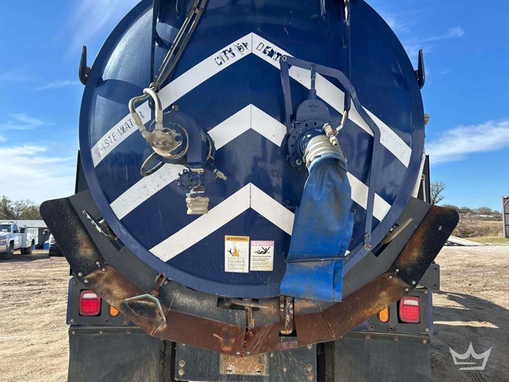 2015-peterbilt-348-image-22