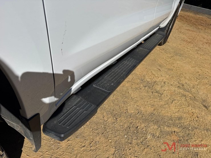 2022-chevrolet-silverado-1500-lt-image-10