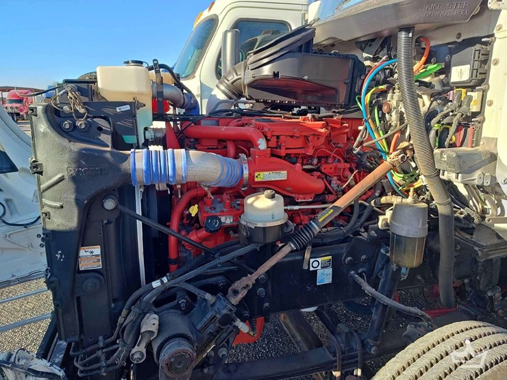 2015-peterbilt-567-image-38