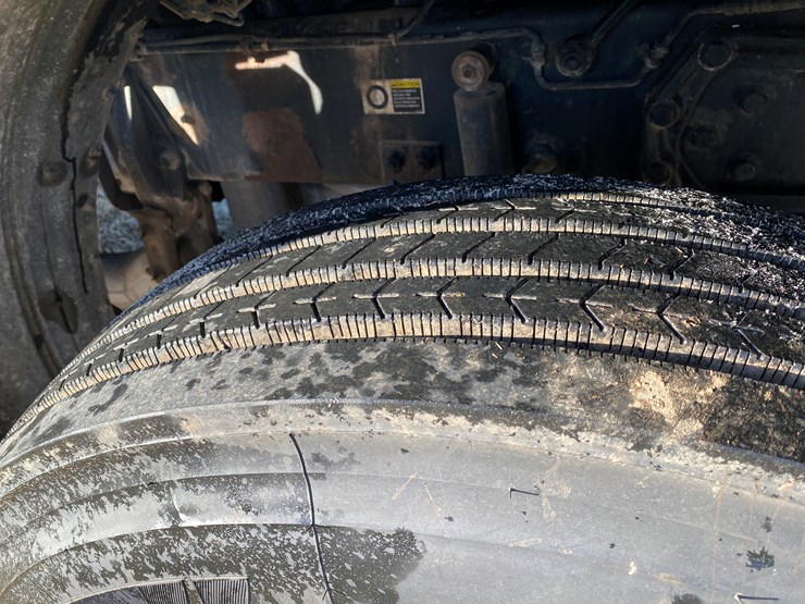 #1012-•-2013-peterbilt-tandem-axle-day-cab-semi-(has-wi-title)-(colfax,-wi)-image-31