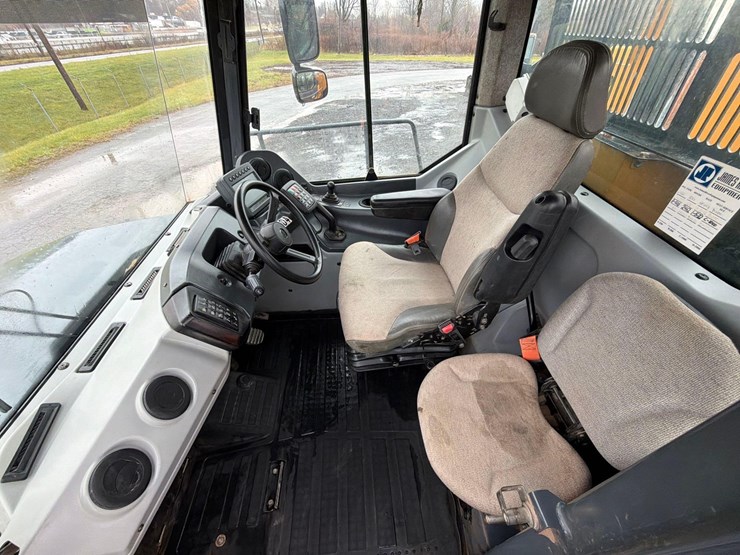 2020-deere-260e-image-24