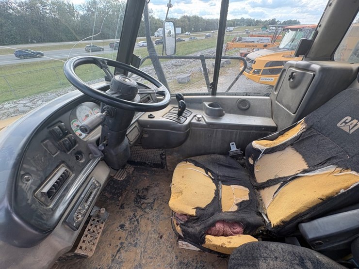 2011-caterpillar-740-image-16