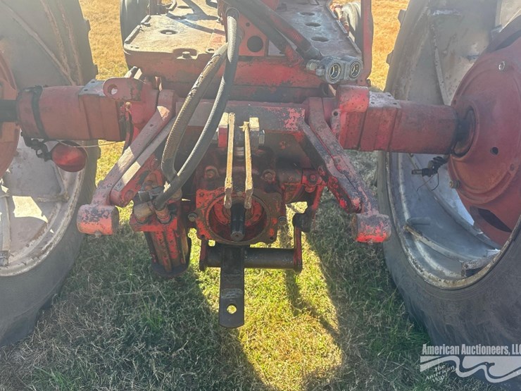 mccormick-farm-all-560-diesel-tractor-image-3