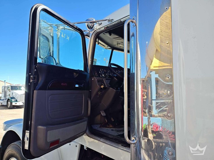 2018-peterbilt-389-image-42