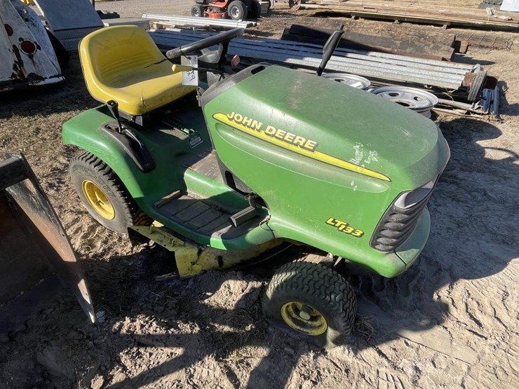 john-deere-lt133-image-1