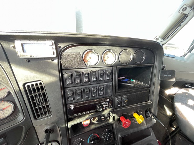 #200-•-2016-international-semi-tractor-(title-in-delay)-(denmark,-wi)-image-63