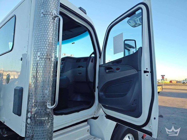 2015-peterbilt-567-image-14