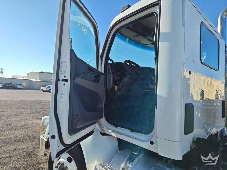 2015-peterbilt-567-image-17