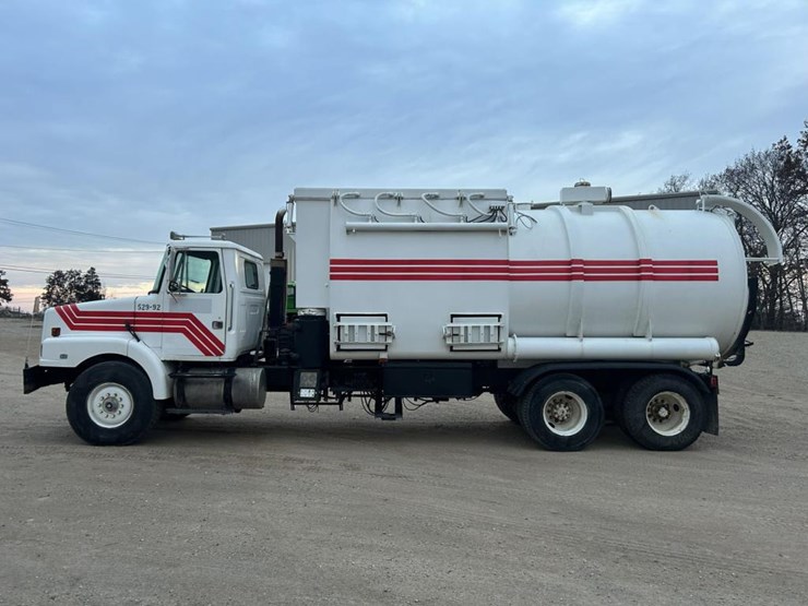 #1432-•-1992-volvo-(white-gmc)-vac-truck-image-2