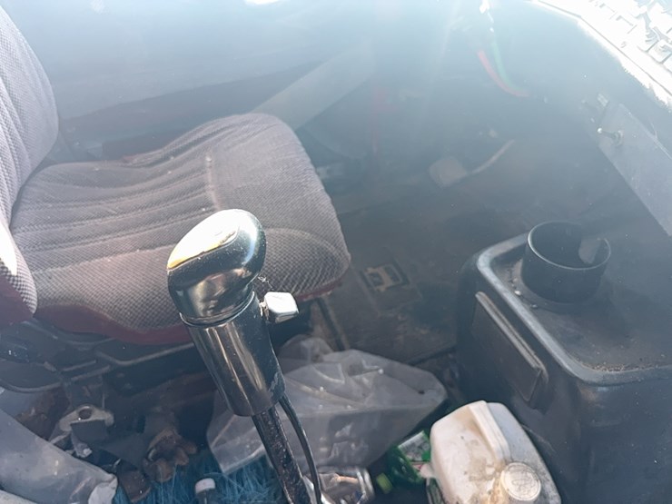 1994-volvo-white-semi-tractor-w/-sleeper,-detroit-diesel,-365hp,-10-speed,-miles-unknown,-*4v1wdbrh1rn679717*-not-running,-no-title-image-22