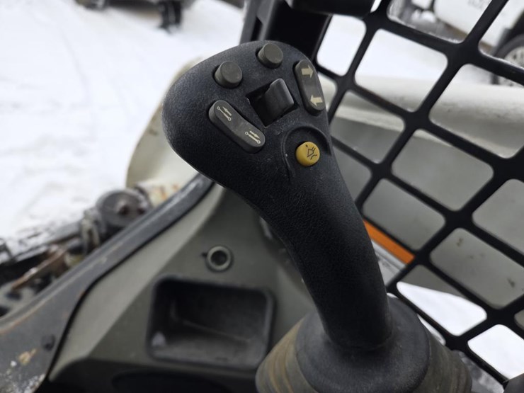 2017-bobcat-t750-image-33