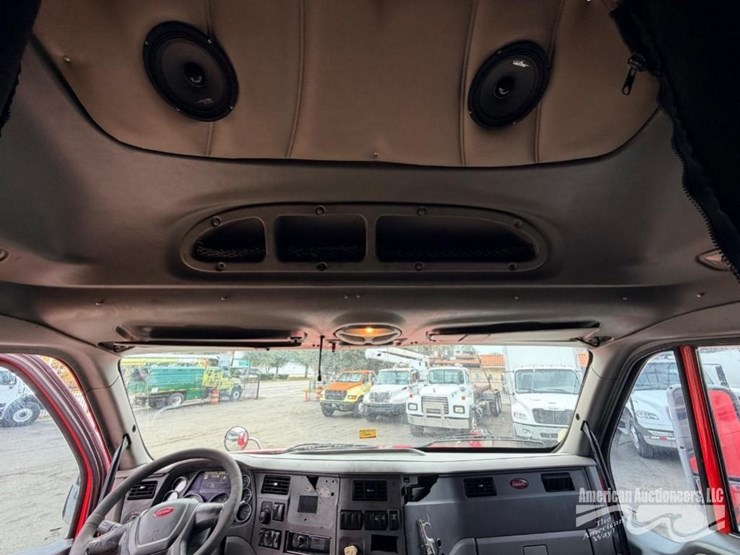 2014-peterbilt-587-image-14