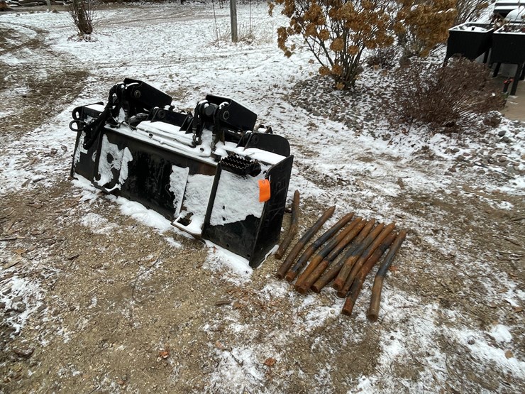 #2703-•-cat-skid-steer-grapple-bucket-(fall-creek,-wi)-image-3