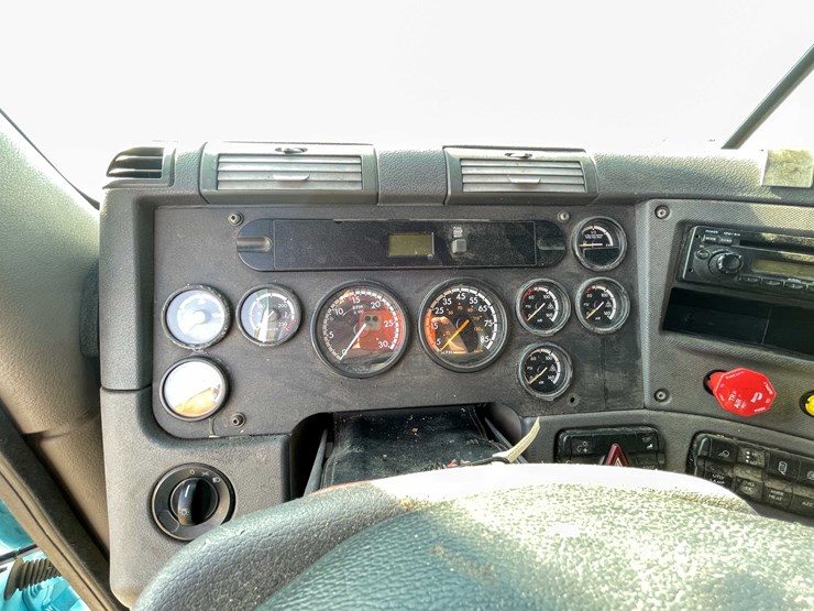 #206-•-2012-freightliner-cascadia-semi-tractor-(title-in-delay)-(denmark,-wi)-image-59