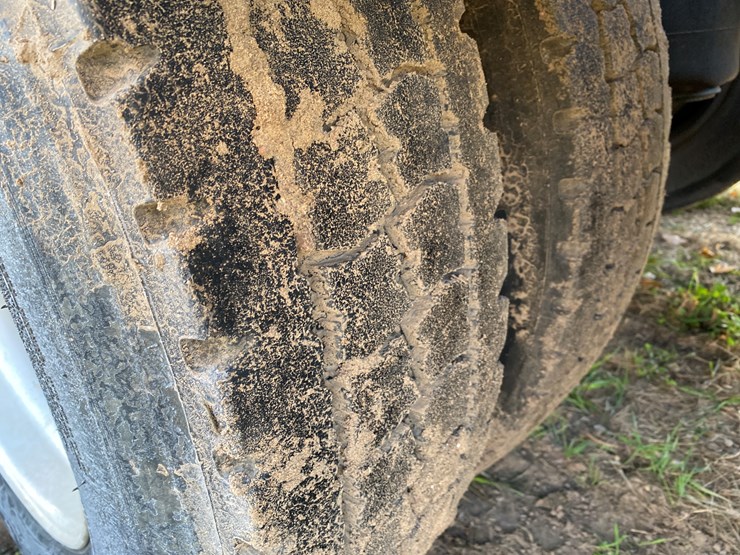 #1010-•-1984-peterbilt-sleeper-cab-semi-(has-wi-title)-(colfax,-wi)-image-27