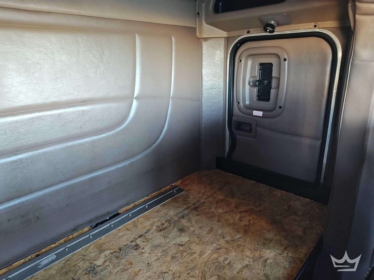 2015-peterbilt-389-image-12