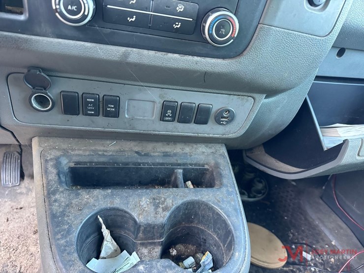 2014-nissan-nv2500hd-image-23