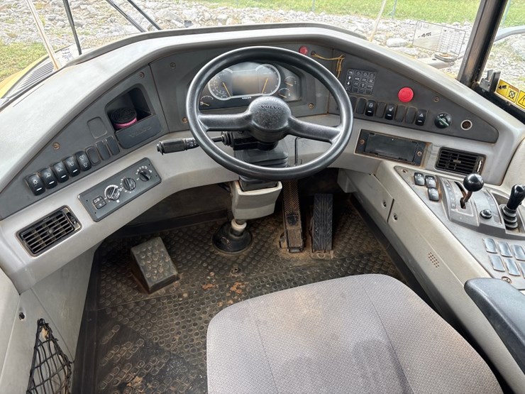 2017-volvo-a25g-image-17