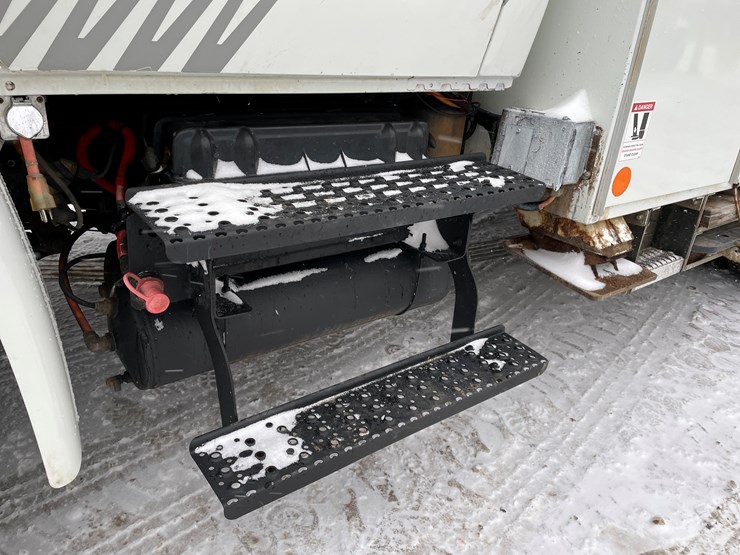 #236-•-2015-international-bucket-truck-(has-wi-title)(mosinee,-wi)-image-12