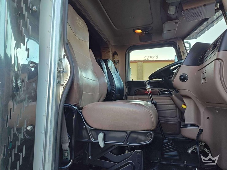 2015-peterbilt-389-image-9