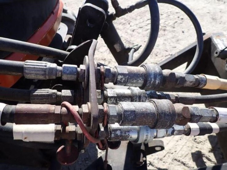 2011-kubota-m7040d-image-48