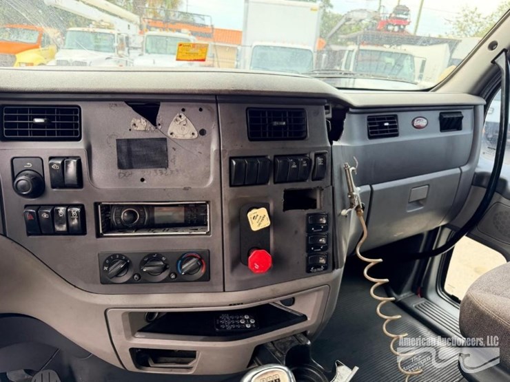 2014-peterbilt-587-image-22